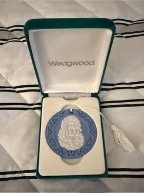 Vintage Wedgwood Jasperware Blue White Santa Christmas Ornament 1990 in box mint